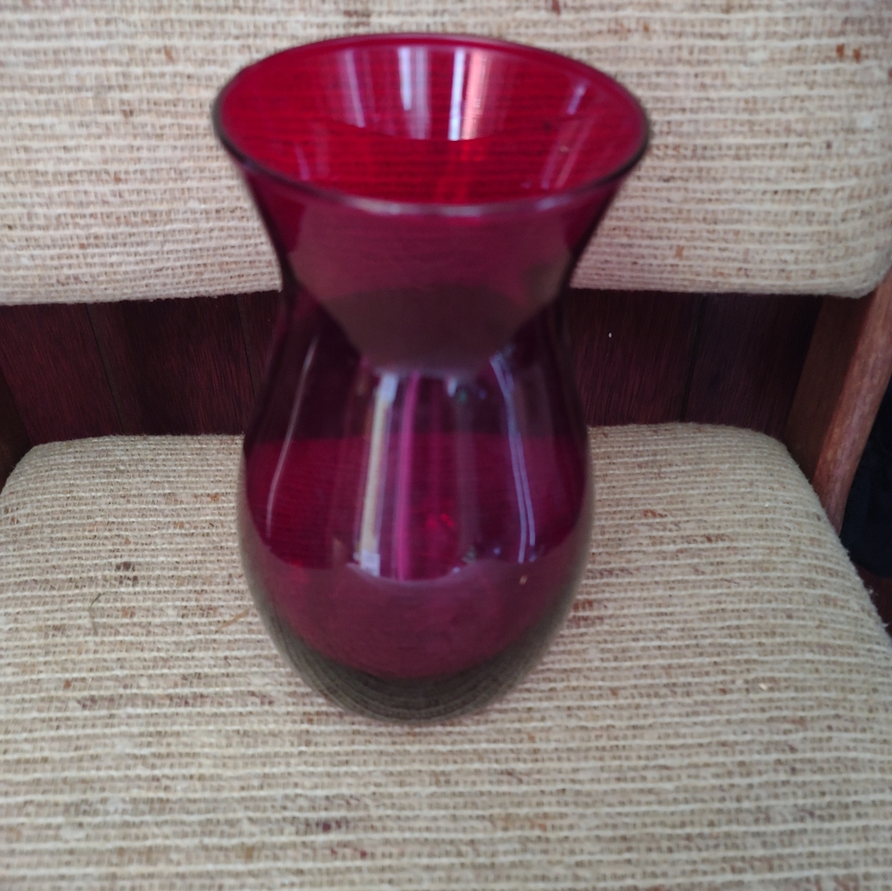VINTAGE DECORATIVE RED COLORED GLASS VASE. HEIGHT 9".